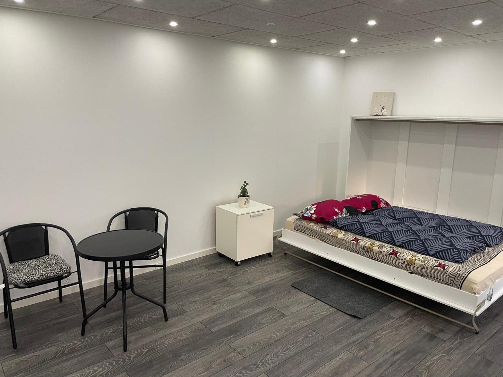 Rum i privatbostad Private With Shared Bathroom In Of